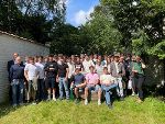 Gruppenfoto der Schülerinnen und Schüler im Garten des Steiermark-Büros Brüssel