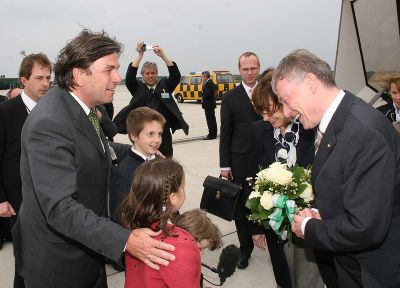 LH Mag. Franz Voves begrüßt den deutschen Bundespräsidenten Horst Köhler am Flughafen. Foto: Landespressedienst