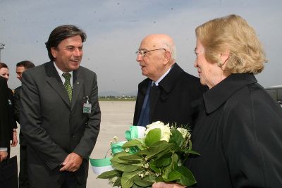 LH Mag. Franz Voves im Gespräch mit dem italienischen Staatspräsidenten Giorgio Napolitano am Flughafen. Foto: Landespressedienst