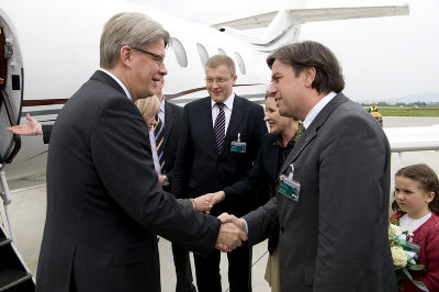 LH Mag. Franz Voves begrüßt den lettischen Staatspräsidenten Valdis Zatlers am Flughafen. Foto: Landespressedienst
