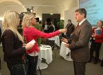 Außenminister Michael Spindelegger im Interview mit den Jungeuropäerinnen Nina und Marina von der HAK Bruck 