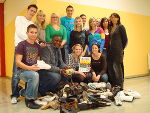 SchülerInnen der 4CK der HAK Deutschlandsberg haben mit ihrer Professorin Rosa Stummer die Schuh-Sammlung begonnen, der Afrikaner und Leiter des Shoe Aid Projekts von Hope-Found, Gerald Bobga, wird den Transport nach Kamerun organisieren. ©      