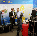 Die Medienexperten des Landespressedienstes Markus Gruber (l,) und Markus Scheiner transportierten das Equipment für den ersten Live-Stream des Steiermark-Büros nach Brüssel