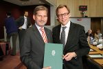 Wirtschaftslandesrat Buchmann übergibt das steirische Dokument an den Kommissar für Regionalpolitik, Johannes Hahn