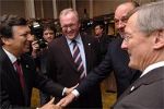 Freundliche Handshakes am Rande der ersten Sitzung des EU.Rates unter niederländischer Präsidentschaft diese Woche in Brüssel: José Manuel Barroso, Göran Persson, Jacques Chirac und Wolfgang Schüssel Freundliche Handshakes am Rande der ersten Sitzung des EU.Rates unter niederländischer Präsidentschaft diese Woche in Brüssel: José Manuel Barroso, Göran Persson, Jacques Chirac und Wolfgang Schüssel