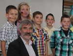 Direktor Gerhard Zotter freute sich mit den Kids über den Erfolg.