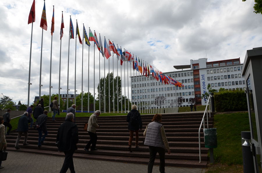 Die mit Flaggen gesäumten Treppen zum Europarat.