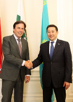 LH Voves und der Botschafter der Republik Kasachstan Kairat Sarybay in der Grazer Burg