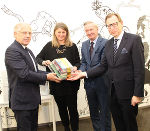Übergabe des Buchgeschenks (von rechts nach links:) Landesrat Christian Buchmann, Minister Gorazd Žmavc, Bibliotheks-Direktorin Katharina Kocher-Lichem und der Geschäftsführer des Hermagoras-Verlags, Franc Kelih. © landesbibliothek.steiermark.at / js (CC BY-NC-SA AT 3.0) Übergabe des Buchgeschenks (von rechts nach links:) Landesrat Christian Buchmann, Minister Gorazd Žmavc, Bibliotheks-Direktorin Katharina Kocher-Lichem und der Geschäftsführer des Hermagoras-Verlags, Franc Kelih. © landesbibliothek.steiermark.at / js (CC BY-NC-SA AT 3.0)