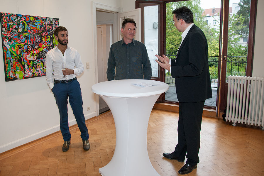 Der britische Künstler Nathan French, Artist-in-Europe Franz Konrad und Büroleiter Rondald Rödl