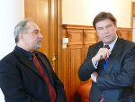 Der Vertreter der Region Westpannonien und Bürgermeister von Szombately, György Ipkovich, im Fachgespräch über interregionale Zusammenarbeit mit LH Franz Voves (Foto: FA1E)