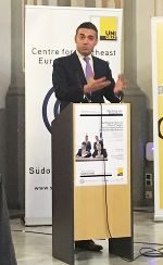 Außenminister Nikola Dimitrov sprach über die erfolgreiche Beilegung des Namensstreits mit seinem griechischen Amtskollegen Nikos Kotzias am Prespa-See im Sommer 2018. © Akademie Graz / Elke Riedlberger (alle Bilder) Außenminister Nikola Dimitrov sprach über die erfolgreiche Beilegung des Namensstreits mit seinem griechischen Amtskollegen Nikos Kotzias am Prespa-See im Sommer 2018. © Akademie Graz / Elke Riedlberger (alle Bilder)