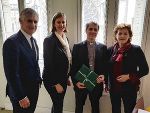 Die beiden Landesrätinnen überreichen das LH-Schreiben, mit dabei: der Österreichische Botschafter Michael Linhart und der Weihbischof von Paris, Monseigneur Denis Jachiet. © Österreichische Botschaft/Frankreich: honorarfrei bei Quellenangabe Die beiden Landesrätinnen überreichen das LH-Schreiben, mit dabei: der Österreichische Botschafter Michael Linhart und der Weihbischof von Paris, Monseigneur Denis Jachiet.
