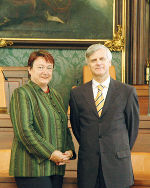 Die Dritte Landtagspräsidentin Barbara Gross (l) überraschte Botschafter Jędrys mit einem Detail aus ihrer Biografie: ihre Mutter war gebürtige Polin. 