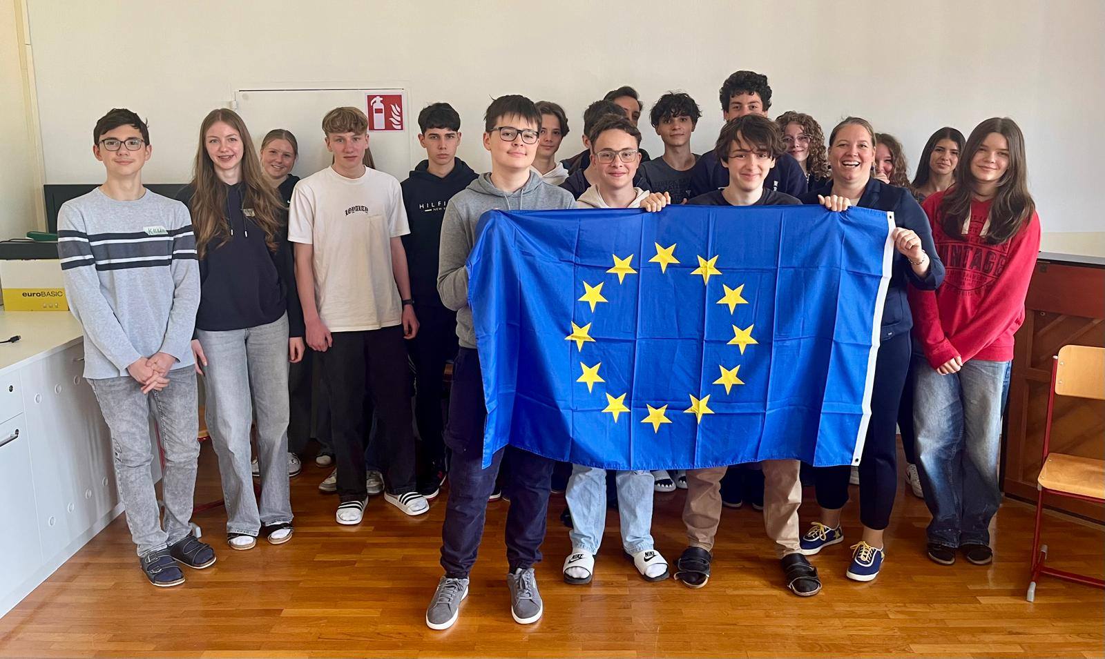 Gruppenfoto mit den Schülerinnen und Schülern des BG/BRG Fürstenfeld Gruppenfoto mit den Schülerinnen und Schülern des BG/BRG Fürstenfeld