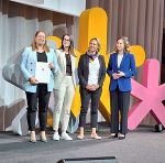 Staatspreis für den steirischen „eWandertag“: Projektleiterin Tina Obermoser, Iris Heinzel (Bildungsdirektion Steiermark) und Referatsleiterin Silvia Fischer (v.l.) bekamen in Wien von Ministerin Claudia Plakolm (r.) den Europa-Staatspreis überreicht. © Land Steiermark; Verwendung bei Quellenangabe honorarfrei Staatspreis für den steirischen „eWandertag“: Projektleiterin Tina Obermoser, Iris Heinzel (Bildungsdirektion Steiermark) und Referatsleiterin Silvia Fischer (v.l.) bekamen in Wien von Ministerin Claudia Plakolm (r.) den Europa-Staatspreis überreicht.