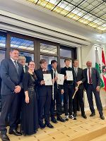 Gruppenfoto mit den Preisträgern im Steiermark-Büro in Brüssel. Man sieht eine Gruppe von Menschen auf einer kleinen Bühne.