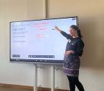 Juristin Elisabeth Hausegger spricht zu den Schülerinnen und Schülern