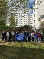 Gruppenfoto mit Schülerinnen und Schülern