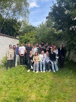 Gruppenfoto mit Schülerinnen und Schülern