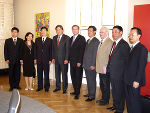 LH Voves (4.v.l.) mit seinen Besuchern aus der chinesischen Provinz Jiangsu; Generalsekretärs Huang Jiajian (3.v.l.) Nationalratsabgeordneter Dr. Günther Kräuter (5.v.l.), Univ.-Prof. Dr. Gerd Kaminski (3.v.r).
