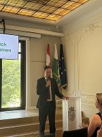 Klubobmann Mag. Ernst Gödl im Gespräch mit den Schülerinnen und Schülern