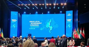 Forum: Auf einer Bühne steht ein Podest. Im Hintergrund leuchtet eine Karte der 3SI-Region auf.