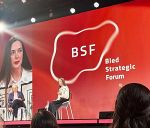 Sloweniens Präsidentin Nataša Pirc Musar (li.) im Gespräch mit Friedensnobelpreisträgerin Oleksandra Matviichuk
