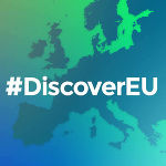 Blau-grüne Europa-Karte mit dem weißen Schriftzug #DiscoverEU.