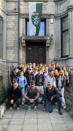 Gruppenfoto von Personen vor einem Gebäude mit einer Flagge des Landes Steiermark.