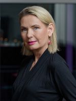 Hier ist die Autorin Claudia Rossbacher auf einem Portraitfoto zu sehen. Eine Frau mit blonden Haaren blickt in die Kamera.