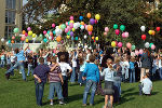 Steiermarkweit mehr als 800 Schülerinnen und Schüler – hier in der Volksschule „Sacré Coeur“ in Graz - starteten zum „Europäischen Tag der Sprachen“ Luftballons mit Grußkarten in den 39 Sprachen der Mitgliedsländer des Europarates. 