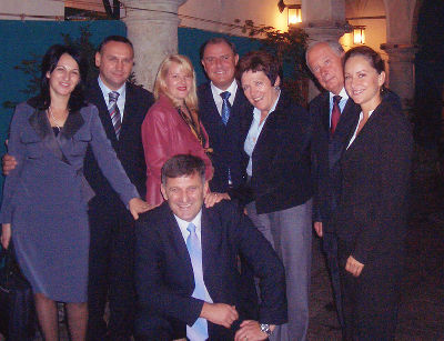 Ein Zusammentreffen zwischen Graz und Mostar in herzlicher Atmosphäre: Messe-Chefin Dalfina Bosnjak aus Mostar, der Präsident der Außenwirtschaftskammer von B&H, Slobodan Zupljanin, Botschafterin Daria Krsticevic, Landtagspräsident Siegfried Schrittwieser, Messepräsidentin Hella Ranner, B&H-Honorarkonsul Jörg Hofreiter und Organisatorin Michaela Ahlgrimm-Siess vom Internationalisierungscenter Steiermark ICS (v.l.n.r.) sowie - vorne - der Premier des Kantons Herzegowina-Neretwa, Miroslav Coric. Foto: FA1E/Josef M. Bauer Ein Zusammentreffen zwischen Graz und Mostar in herzlicher Atmosphäre: Messe-Chefin Dalfina Bosnjak aus Mostar, der Präsident der Außenwirtschaftskammer von B&H, Slobodan Zupljanin, Botschafterin Daria Krsticevic, Landtagspräsident Siegfried Schrittwieser, Messepräsidentin Hella Ranner, B&H-Honorarkonsul Jörg Hofreiter und Organisatorin Michaela Ahlgrimm-Siess vom Internationalisierungscenter Steiermark ICS (v.l.n.r.) sowie - vorne - der Premier des Kantons Herzegowina-Neretwa, Miroslav Coric. Foto: FA1E/Josef M. Bauer