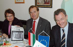 Honorarkonsul Mag. Rudi Roth (Mitte) präsentierte das Programm gemeinsam mit Mag. Ludwig Rader und Mag. Maxie Uray-Frick