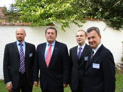 Steiermark-Büro-Leiter Erich Korzinek mit dem Marschall der Wojewodschaft Lodz, Stanislaw Witaszczyck, dem Chef des Brüsseler "Lodz-Büros" , Mariusz Mielczarek und Europa-Fachabteilungsleiter Ludwig Rader am Rande der Open Days 2006 im Vorgarten des Steiermark-Büros