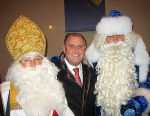 Landtagspräsident Siegfried Schrittwieser in Moskau mit dem steirischen Sankt Nikolaus (links) und seinem Amtskollegen „Väterchen Frost“ (rechts). Foto: Land Steiermark / FA1E 