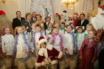 Gipfeltreffen der Weihnachtsmänner mit russischen Kindern im Moskauer Rathaus (von links) Tschyschaan, Santa Claus, Väterchen Frost, Karelischer Weihnachtsmann "Pokkajne", der steirische Nikolo und der weißrussische Väterchen Frost. Foto: Alexej Isajew