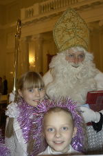 Glückliche Kinderaugen in Moskau mit dem steirischen Nikolo ...