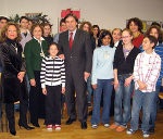 Landeshauptmann Mag. Franz Voves (Mitte) und Direktorin Mag. Elisabeth Fleischmann (2.v.l.) mit Schülerinnen und Schülern des GIBS.