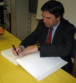 Landeshauptmann Mag. Franz Voves bei der Eintragung ins Gästebuch der Graz International Bilin-gual School. Fotos: Landespressedienst, Abdruck bei Quellenangabe honorarfrei.