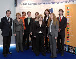 SchülerInnen und Lehrerinnen aus der HAK Grazbachgasse präsentierten in der Fachabteilung Europa und Außenbeziehungen des Landes ihre reichen Erfahrungen, die sie an der Teilnahme an den Model United Nations-Konferenzen gewonnen hatten. SchülerInnen und Lehrerinnen aus der HAK Grazbachgasse präsentierten in der Fachabteilung Europa und Außenbeziehungen des Landes ihre reichen Erfahrungen, die sie an der Teilnahme an den Model United Nations-Konferenzen gewonnen hatten.