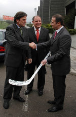 Übergabe eines Eishockey-Stocks vor der Olympia-Halle Zetra als symbolisches Geschenk an das Olympische Komitee
