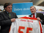 Der Bürgermeister von Sarajewo Ost, Josip Jurisic, lud Voves zu einem Eishocke-Seniorenturnier