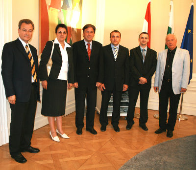 (v.l.) Mag. Ludwig Rader, Leiter der Europaabteilung, Rasima Bobić, Ministerin für Landwirtschaft, Landeshauptmann Mag. Franz Voves, Premier Šemsudin Dedić, Amir Hadžić, Minister für Wissenschaft und Honorarkonsul Dr. Jörg Hofreiter im Regierungssitzungszimmer der Grazer Burg. Foto: Landespressedienst 