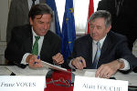 Landeshauptmann Franz Voves bei der Vertragsunterzeichnung mit dem Präsidenten des Departement de la Vienne, Alain Fouch; Foto: Steinbach 