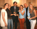 Landeshauptmann Mag. Franz Voves und Honorarkonsul Dr. Jörg Hofreiter mit Studentinnen und Studenten aus Banja Luka im Weißen Saal der Grazer Burg. Fotos: Landespressedienst