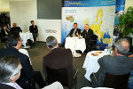 Hohe Publikumsbeteiligung sowohl vor Ort als auch via Internet: „Café Europa“ mit Dr. Gerhard Stahl, Generalsekretär des EU-Ausschusses der Regionen.Fotos: Landespressedienst; Abdruck bei Quellenangabe honorarfrei Hohe Publikumsbeteiligung sowohl vor Ort als auch via Internet: „Café Europa“ mit Dr. Gerhard Stahl, Generalsekretär des EU-Ausschusses der Regionen.Fotos: Landespressedienst; Abdruck bei Quellenangabe honorarfrei