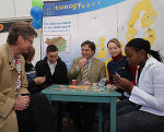 v.l.: Bundesministerin Dr. Claudia Schmied spielt gemeinsam mit Sven, Emsad, Landeshauptmann Mag. Franz Voves, Desiree Koller (Ludovico) und Wisdom das Spiel „Café International Junior“. Foto: Frankl; Abdruck bei Quellenangabe honorarfrei.