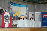 Der Bürgermeister von Bad Radkersburg, Peter Merlini (am Podium), begrüßte BORG-Direktor Eduard Fasching, EU-Vertreter Karl-Georg Doutlik, Staatssekretär Hans Winkler und Botschafter Wolfgang Wolte am Podium (v.l.n.r.)