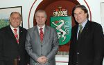 v.l.: Siegfried Schrittwieser, Präsident Landtag Steiermark mit dem Marschall von Niederschlesien Marek Lapinski. und Landeshauptmann Mag. Franz Voves bei der Verkostung von Niederschlesischen Spezialitäten im Grazer Landhauskeller. Foto: Landespressedienst